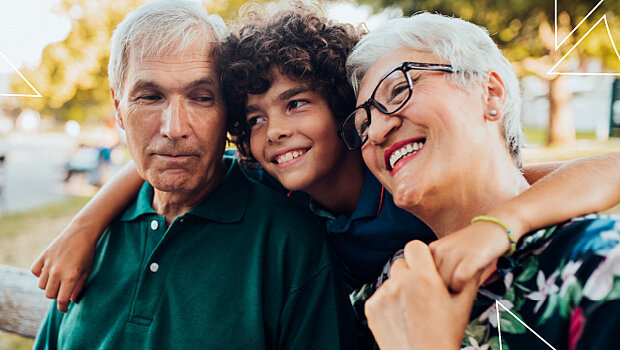 Ein Junge umarmt seine Großeltern