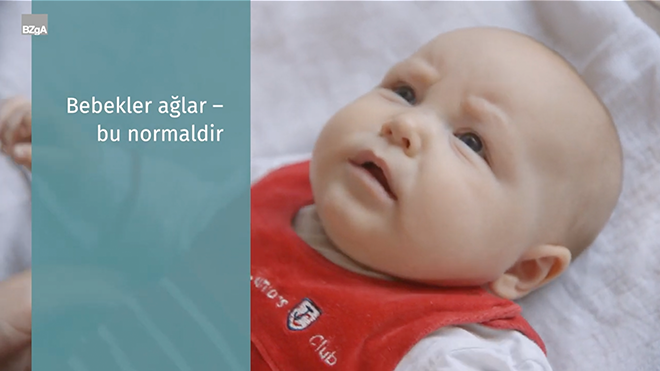 Foto eines Baby mit einer schriftlichen Information in türkischer Sprache.